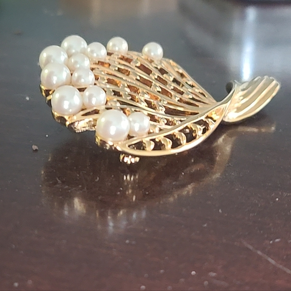 Vintage gold tone fan shaped pearl brooch - Picture 2 of 6